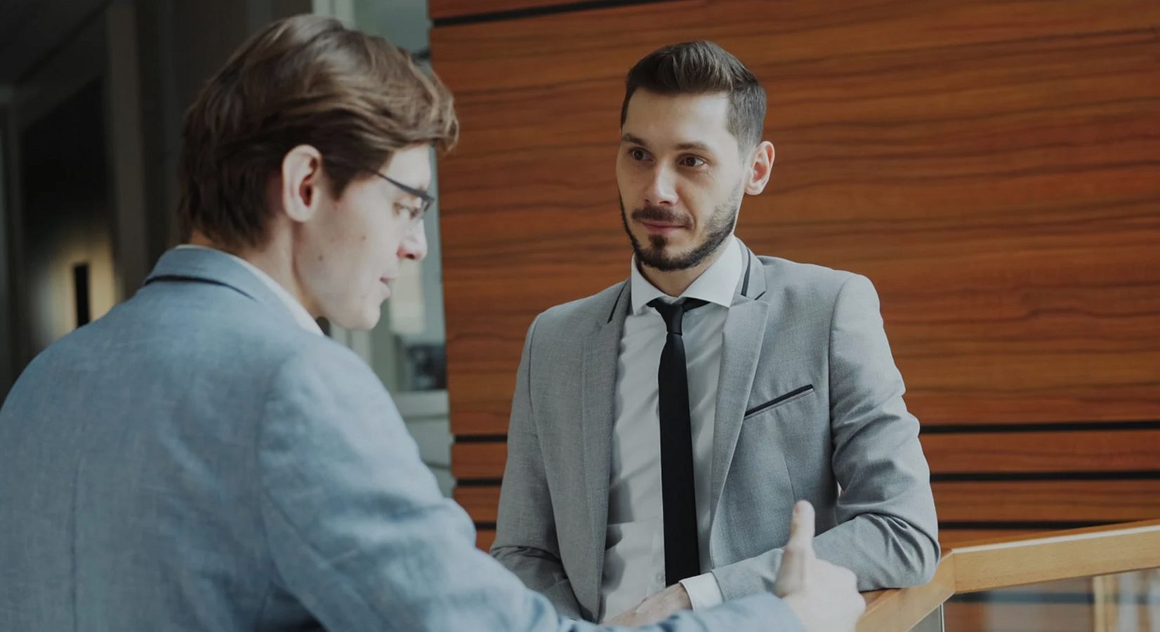現代的なオフィスで会話をする2人の男性プロフェッショナル